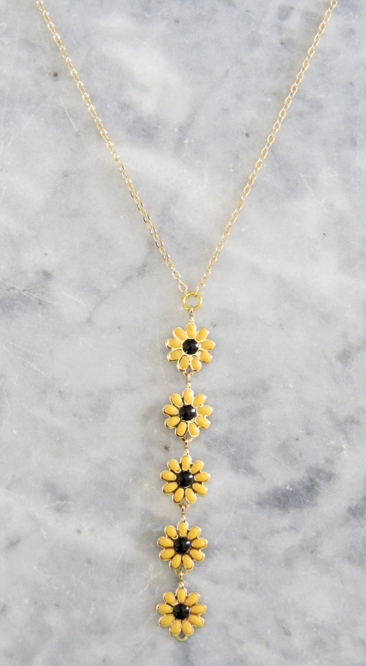 Yellow daisy necklace